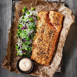 Misobakt laks med nudelsalat og soyamajones Misobakt laks med nudelsalat og soyamajones