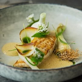 Stekt piggvar med løk og brunet smørsaus Stekt piggvar med løk og brunet smørsaus