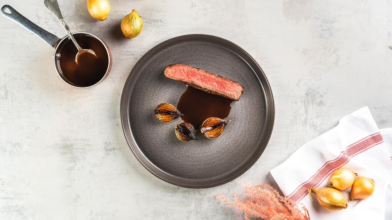 Entrecote med sherrysaus og glasert delikatesseløk