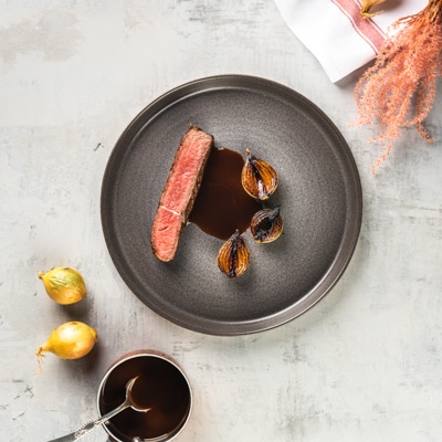 Entrecote med sherrysaus og glasert delikatesseløk Entrecote med sherrysaus og glasert delikatesseløk