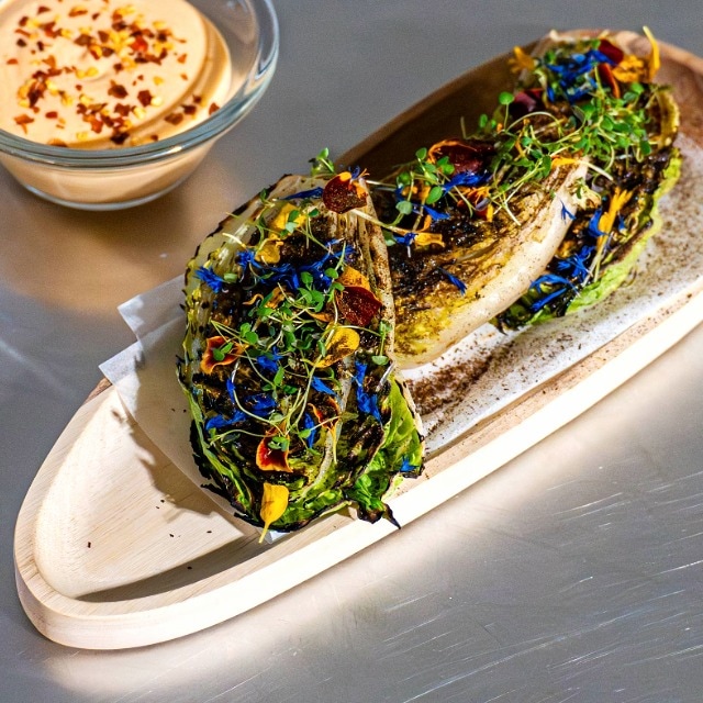 Grillet gemsallat med misoglasur, sopmajones, syltede roseblader og purreaske