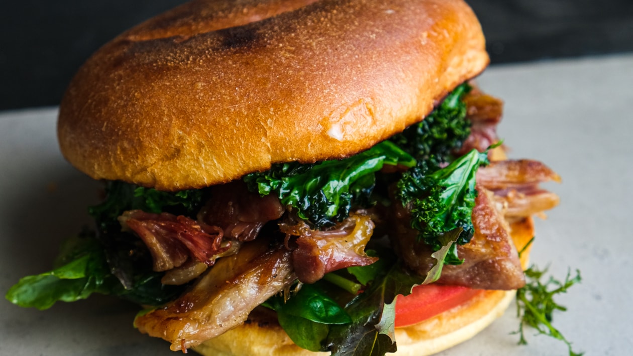 Spicy Jule-burger med pinnekjøtt og stekt grønnkål