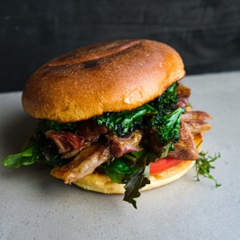 Spicy Jule-burger med pinnekjøtt og stekt grønnkål Spicy Jule-burger med pinnekjøtt og stekt grønnkål