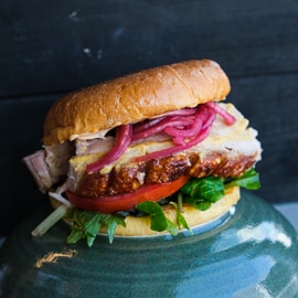 Ribbe-burger med sennep og syltet rødløk Ribbe-burger med sennep og syltet rødløk