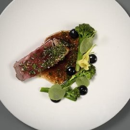 Oksehøyrygg med brokkoli, trøffel og oksesaus med røkt marg