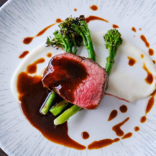 Okse indrefilet med blomkålpuré, broccolini og rødvinssaus