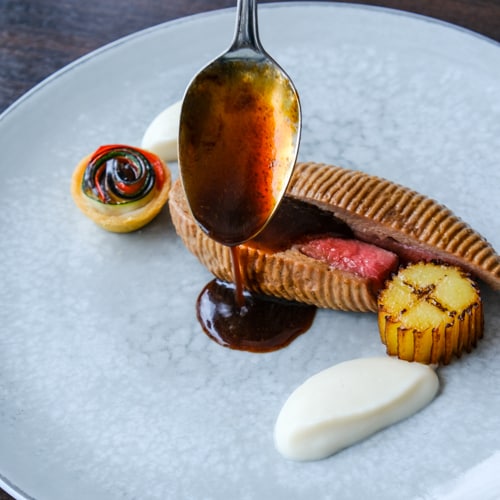 Okseterrine med indrefilet, blomkålpuré og rødvinssaus