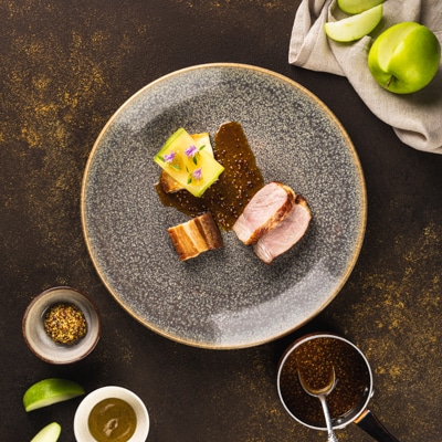 Grillet svinekam, konfitert ribbe med smørbakt sellerirot Grillet svinekam, konfitert ribbe med smørbakt sellerirot