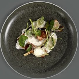 Svineribbe med løkvariasjon og yoghurtsaus Svineribbe med løkvariasjon og yoghurtsaus