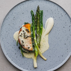 Crispy NoChicken med brokkolini, spinat og selleripure Crispy NoChicken med brokkolini, spinat og selleripure