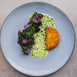 Crispy no chicken burger med kylling-og løpstikkesaus Crispy no chicken burger med kylling-og løpstikkesaus