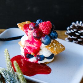 Juledessert med tyttebærcoulis