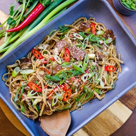 Nudelwok med biffstrimler Nudelwok med biffstrimler