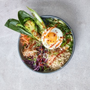 Bibimbap med stekt egg, sopp og syltet pak choi Bibimbap med stekt egg, sopp og syltet pak choi