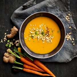 Gulrotsuppe med kaffir-limebladerog ingefær Gulrotsuppe med kaffir-limebladerog ingefær