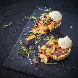 Soppquiche, eplekompott, løk & mangotoppet med skum av skogssopp Soppquiche, eplekompott, løk & mangotoppet med skum av skogssopp