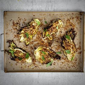 Stekt spisskål med sitrus og frø Stekt spisskål med sitrus og frø