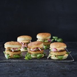 Veggieburger med avokado og røkt chilimajones Veggieburger med avokado og røkt chilimajones