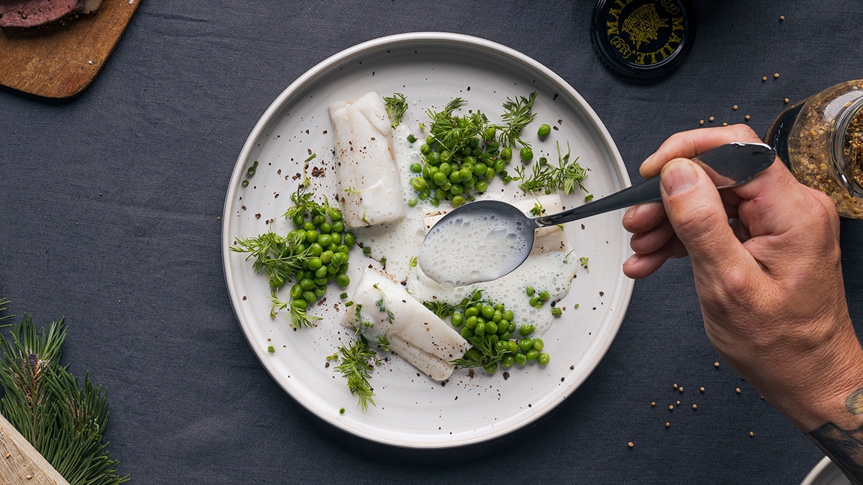 Lett saltet kokt torsk med krydderpepper, skånsk sennep og erter – Oppskrift