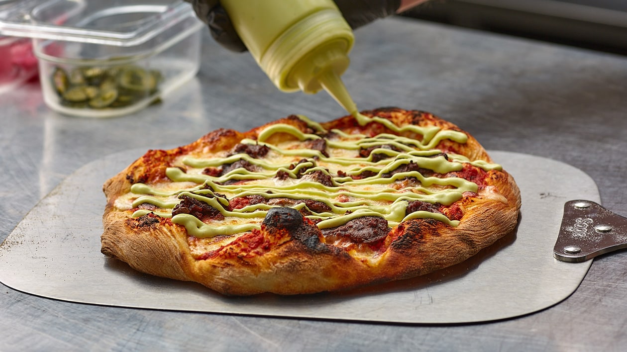 Pizza med biff, jalapeñomajones og syltet rødløk – - Oppskrift