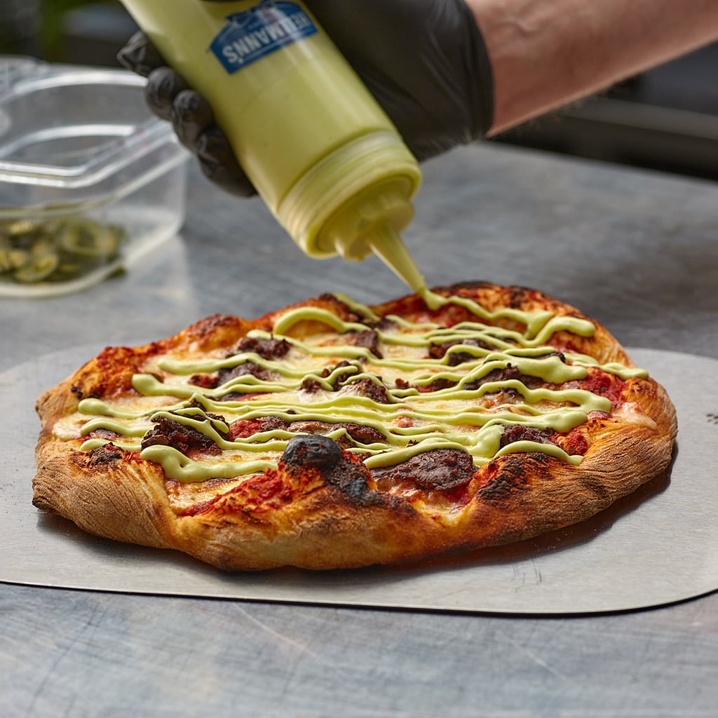 Pizza med biff, jalapeñomajones og syltet rødløk Pizza med biff, jalapeñomajones og syltet rødløk