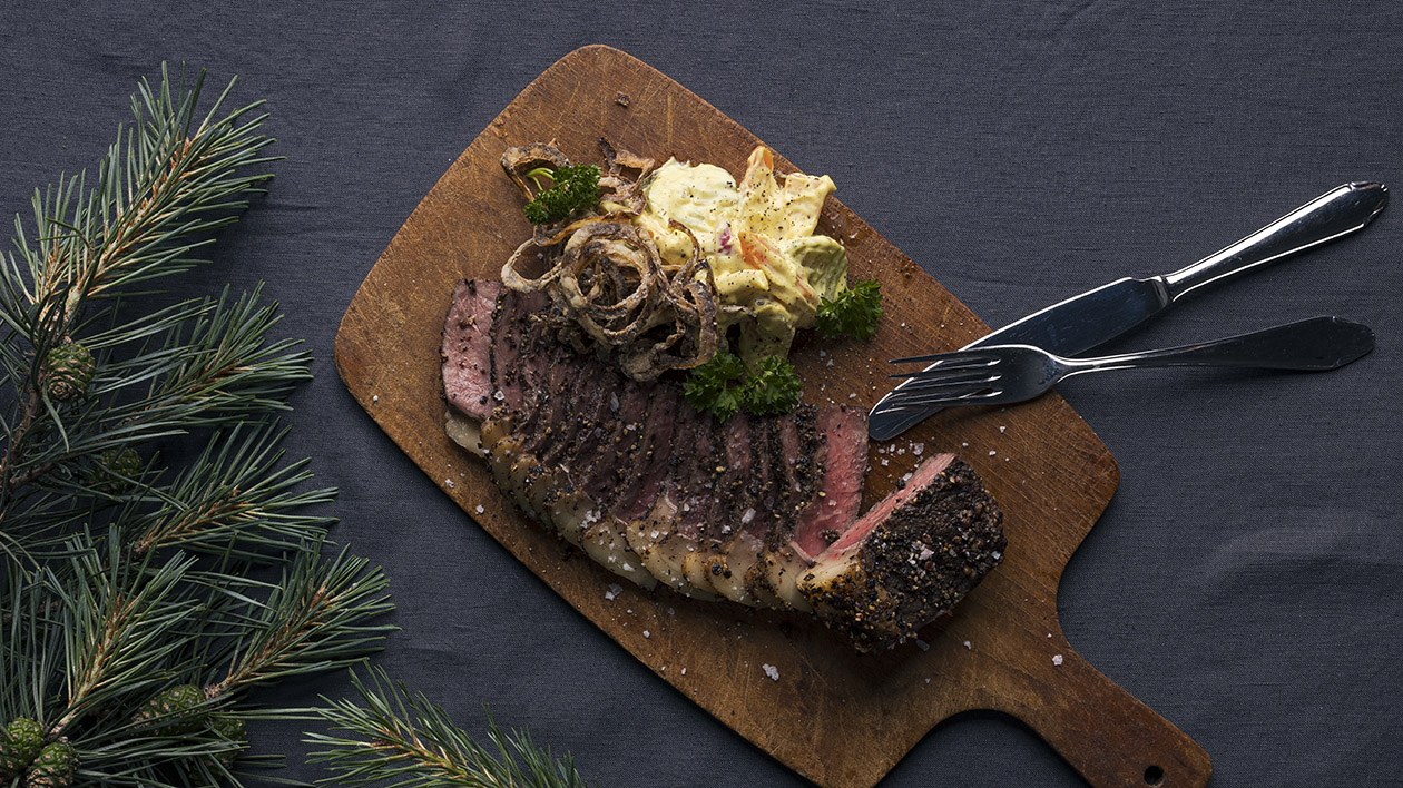 Lun pepperglasert roastbiff med grov curryremoulade og sprøstekt løk – - Oppskrift