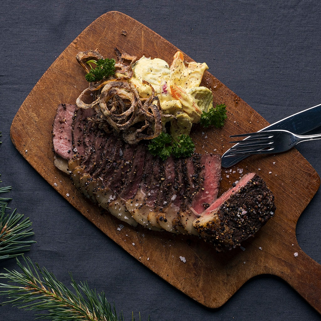 Lun pepperglasert roastbiff med grov curryremoulade og sprøstekt løk Lun pepperglasert roastbiff med grov curryremoulade og sprøstekt løk