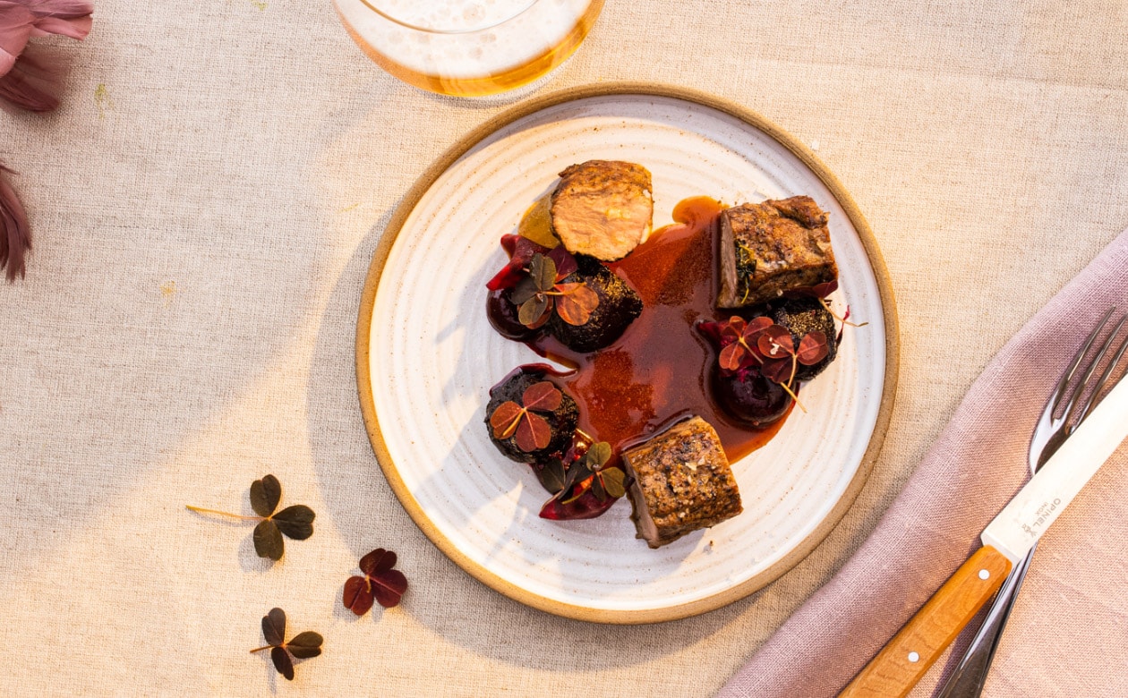 Lammesadel med rødbeter, rips og yoghurt