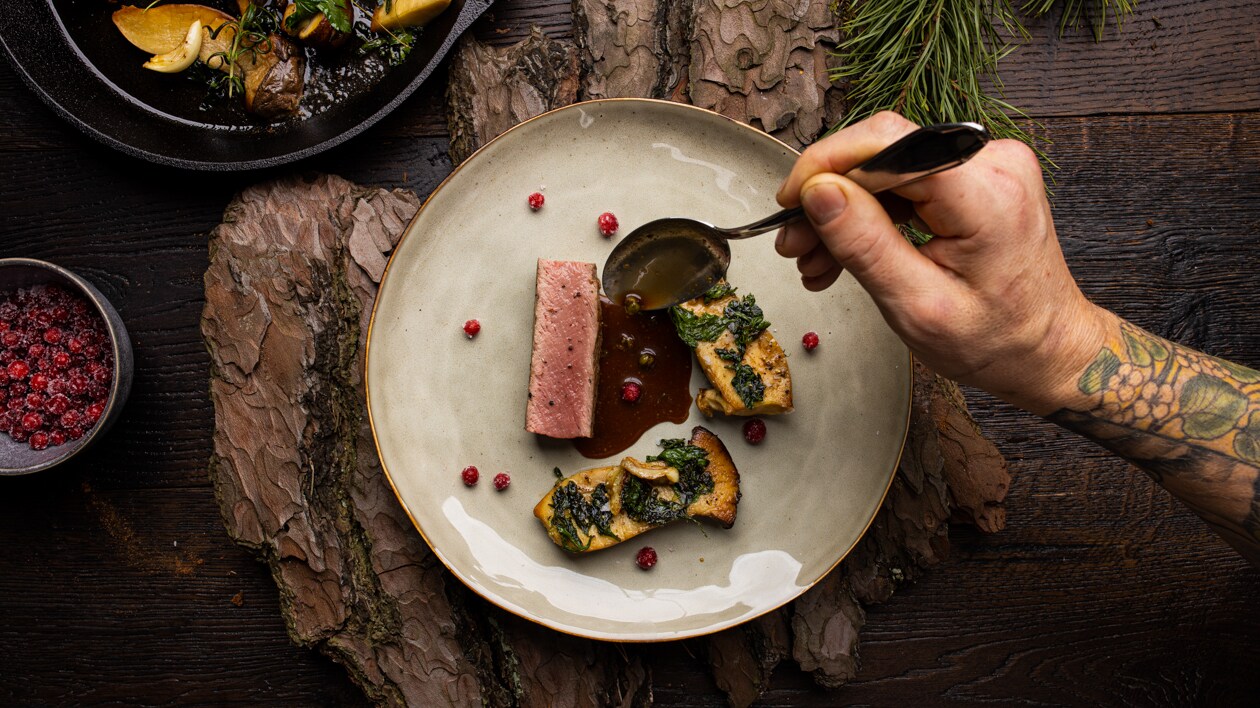 Viltsaus med miso & einerbær – Oppskrift Viltsaus med miso & einerbær – Oppskrift