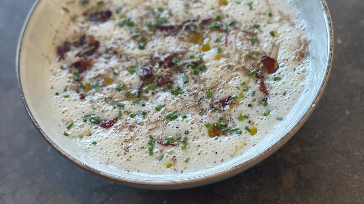 Potet- og purreløksuppe med trøffel og sprøstekt bacon