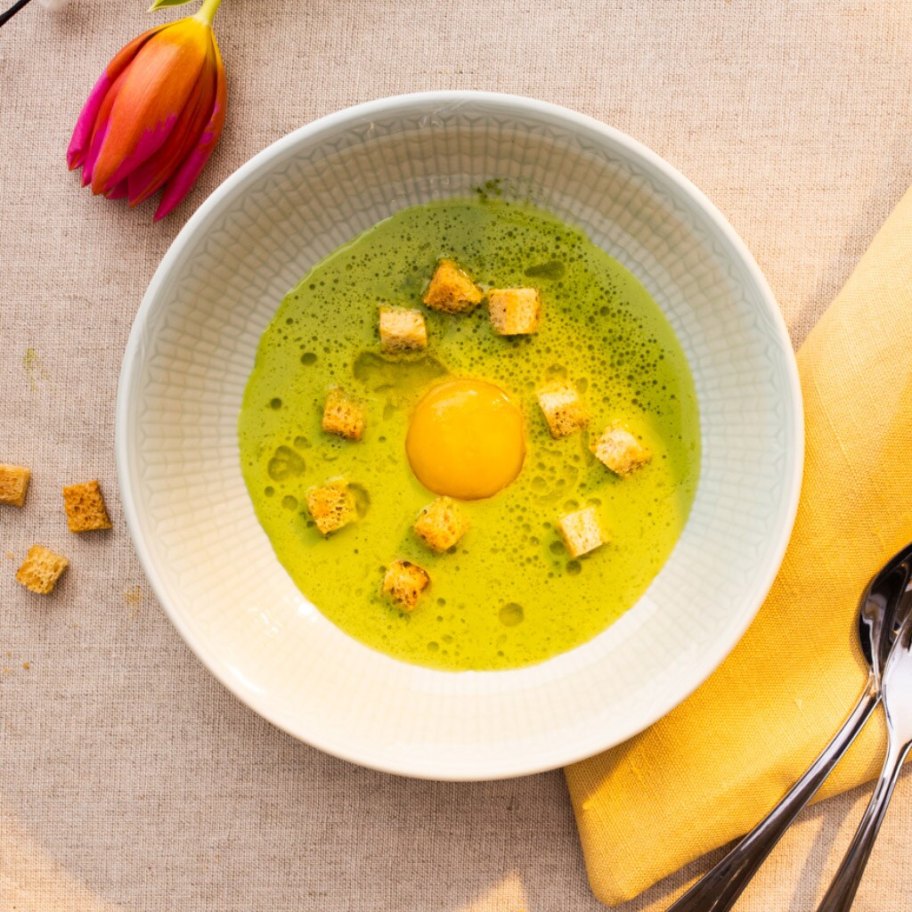 Brenneslesuppe med røkt eggeplomme