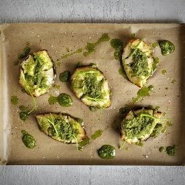 Helstekt knollselleri med stilk-pesto Helstekt knollselleri med stilk-pesto