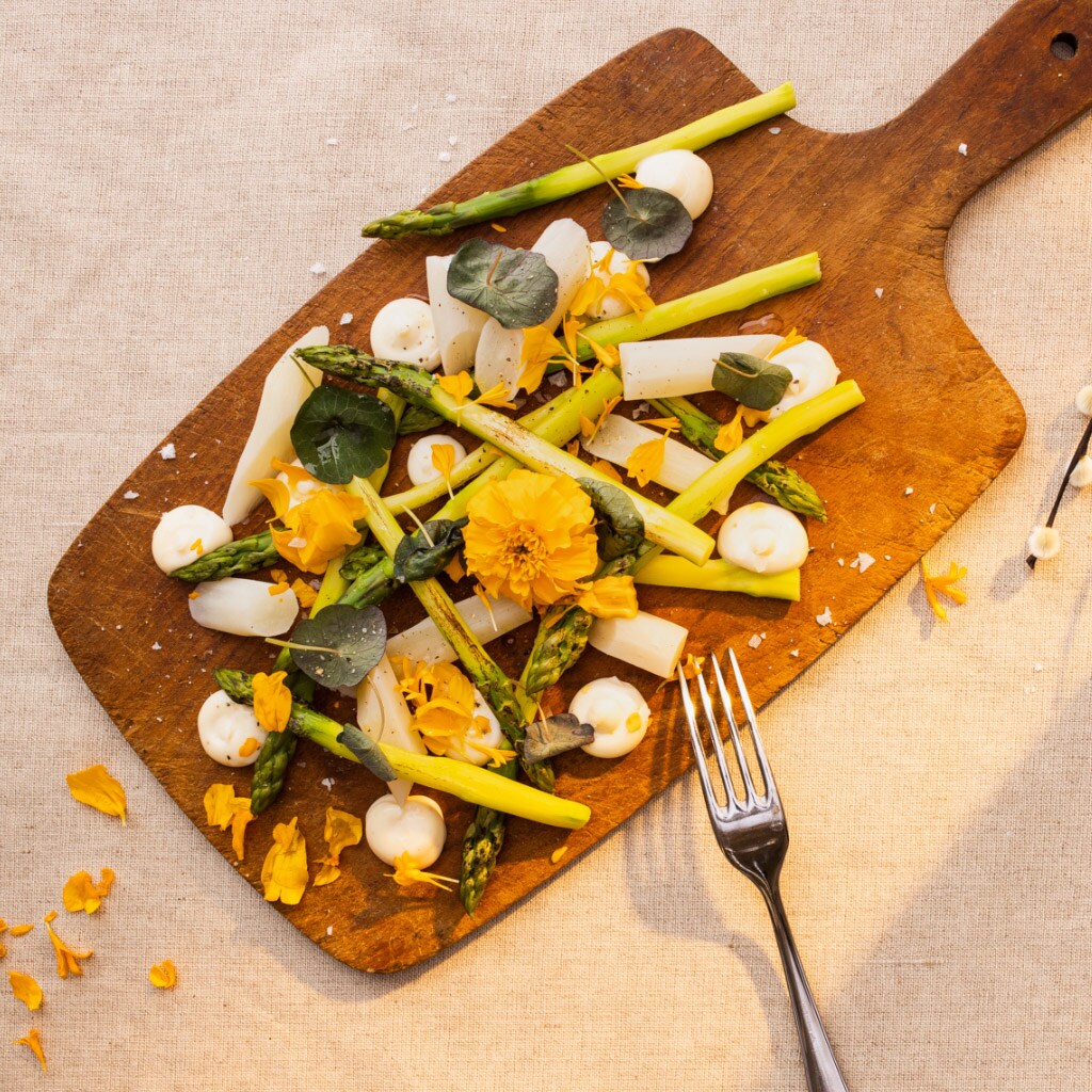 Innkokt hvit asparges med hylleblomstemulsjon