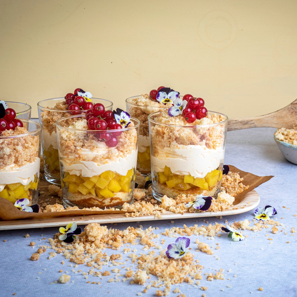 Mangomousse, kokosnøttkake og crumble