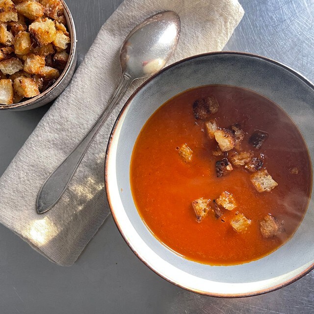 Tomatsuppe med parmesanristede krutonger Tomatsuppe med parmesanristede krutonger