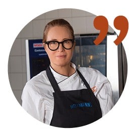 "Å foredle råvarer i sesong med for eksempel fermentering, sylting, salting eller tørking er også bærekraftig og en måte å forlenge årstidene på. Det er viktig å tenke på porsjonsstørrelsen for å redusere matsvinn, også for en bærekraftig kjøkkenøkonomi. Tenke gjennom hvor mange retter man har på menyen, og alltid ha rom for fleksibilitet når menyen planlegges." "Å foredle råvarer i sesong med for eksempel fermentering, sylting, salting eller tørking er også bærekraftig og en måte å forlenge årstidene på. Det er viktig å tenke på porsjonsstørrelsen for å redusere matsvinn, også for en bærekraftig kjøkkenøkonomi. Tenke gjennom hvor mange retter man har på menyen, og alltid ha rom for fleksibilitet når menyen planlegges."