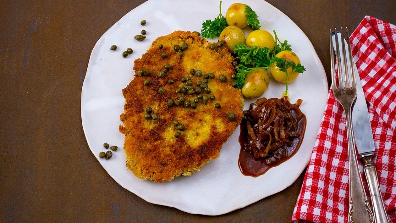 Vegetarschnitzel med kapers, stekte potetkuler, løksjy og fritert persille